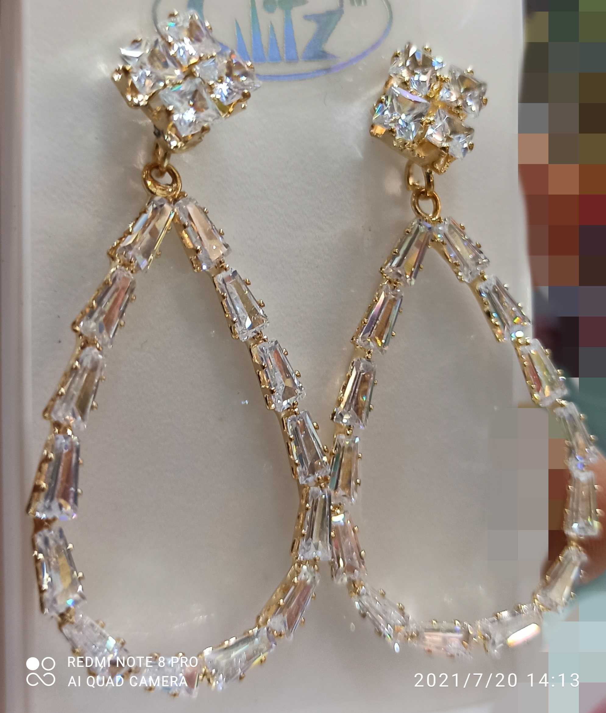 Ad stone ear ring